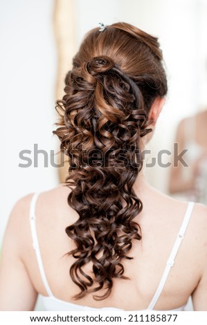 bride\'s hairstyle to curls view from behind