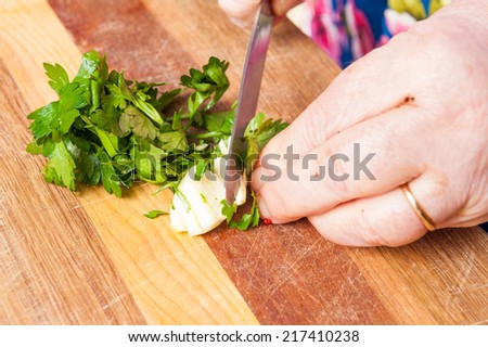 chopped parsley on chopping board