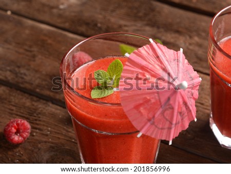 raspberry cocktail with mint