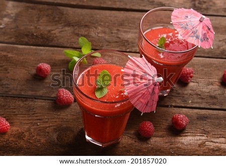 raspberry cocktail with mint