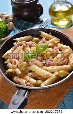 Pasta with tuna chunks and green olives
