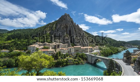 SIsteron (Alpes-de-Haute-Provence, Provence-Alpes-Cote d\'Azur, France), old houses on the river