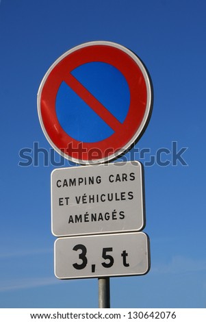 one road sign forbidding here keep
