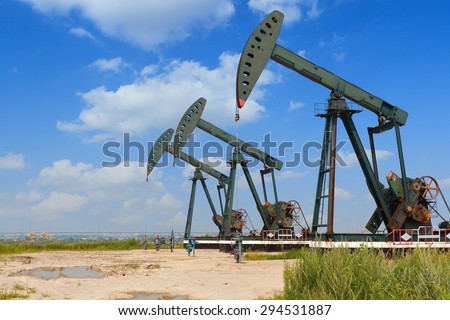 Green Oil pump oil rig energy industrial machine for petroleum crude