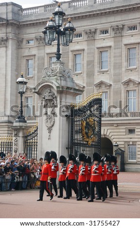 LONDON - AUGUST 30: the Royal Guards are changing in the Buckingham Palace August 30, 2006 in London, Great Britain