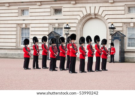 LONDON - MAY 07: changing of the guard in Buckingham Palace, on May 7, London 2010, Great Britain