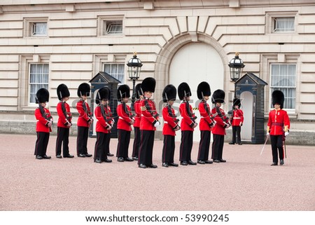 LONDON - MAY 07: changing of the guard in Buckingham Palace, on May 7, London 2010, Great Britain