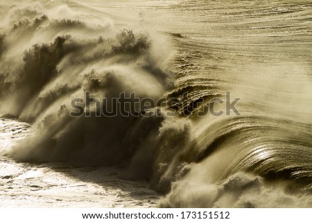 huge wave in atlantic ocean