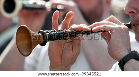 musician hands on a breton pipe