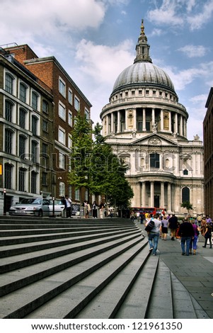 LONDON - JUNE 14: Tourist visits St Paul\'s Cathedral on June 14, 2012 in London, UK, founded in 604, completed in 1708, 111m high, locates at the top of Ludgate Hill, City of London.