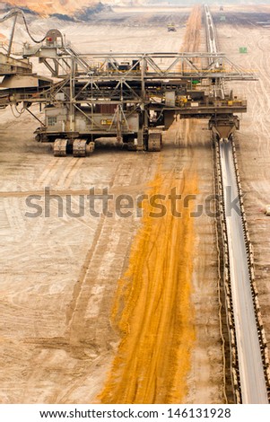 Conveyor-belt for transporting lignite and overlain deposits in an open-cast mine