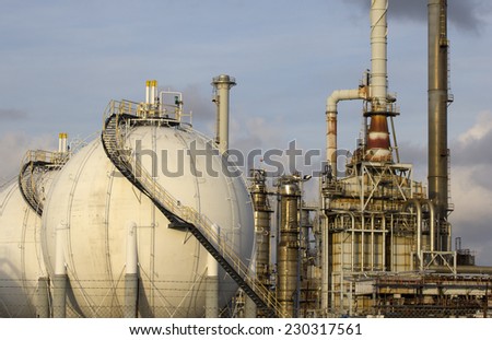 Lng gas storage tank and petrochemical plant