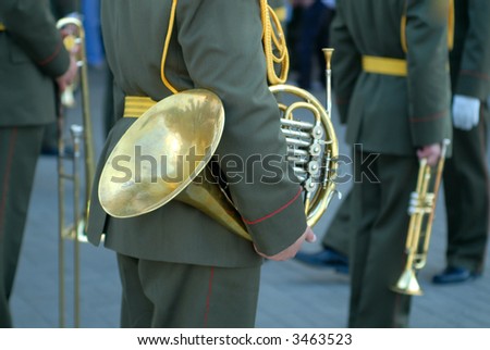 Build military musicians with tools on parade