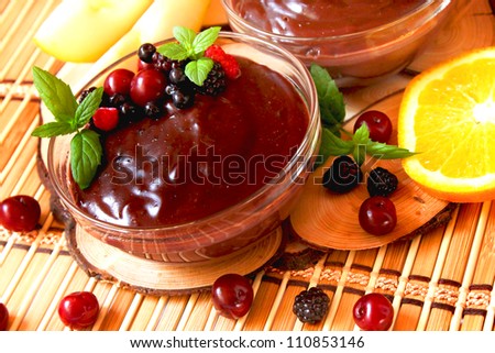 Chocolate pudding with berries and mint