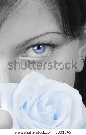nice black and white portrait of a young woman with roses in her hands smelling and smiling with her fair eyes