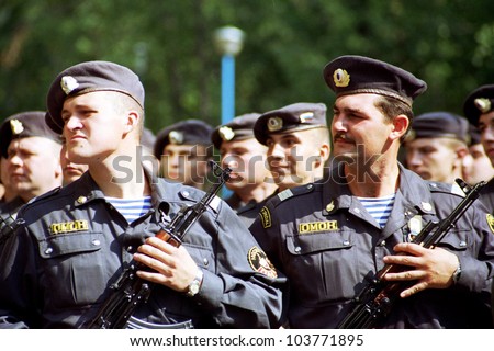 MOSCOW - AUGUST 6:  Russia\'s elite OMON special police force practice an assault at a training ground in Moscow, Russia, on Sunday,  August 6, 2000.