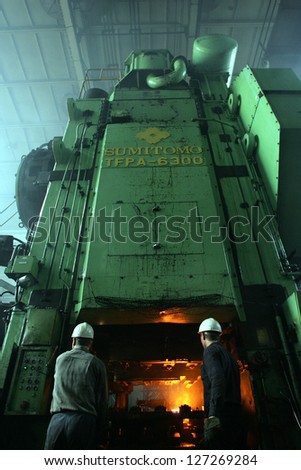 DONETSK - JULY 13: Steel workers create linked chain at the CJSC Vistec steelworks in Donetsk, Ukraine,  on Thursday, July 13, 2006.
