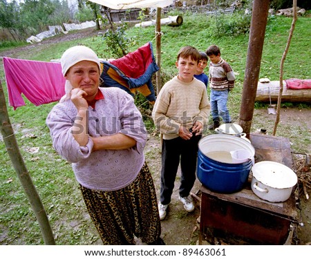 PAGARUSHA, KOSOVO, YUGOSLAVIA, 10 OCTOBER 1998 - unidentified Refugee families share a makeshift kitchen in a farm field in south-central Kosovo. Serbian forces continue to attack Kosovo, despite NATO air-strikes