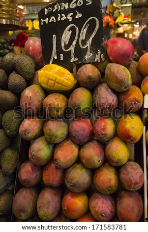 Picture of Mango Fruit in vertical form, with price label on top. Picture taken in Barcelona, Spain