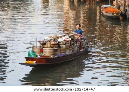 RATCHABURI - MARCH 7 : Local people selling goods on the wooden boats at  ancient Damnoen Saduak floating market on Mar 07,2014 in Ratchaburi,Thailand . des :