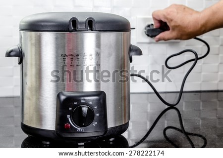 hand Plug in the fryer