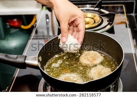 Mix bread crumbs with pork fried in a pan