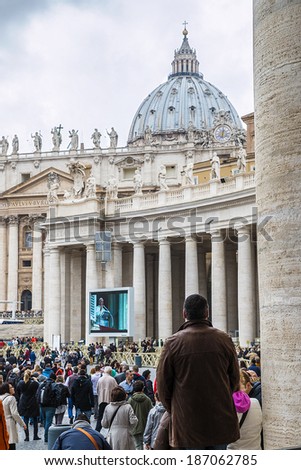 Rome, 23 March 2014:  A group of believers, in St. Peter\'s Square, careful listening to the Angelus of the Pope Francis. Pope Francis on the big screen. March 23, 2014, Vatican City, Italy