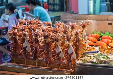 KAOHSIUNG, TAIWAN - APR 20 : Chief prepares seafood to be sold in Kaohsiung night market on April 20, 2015. People enjoy food at night market in Taiwan. And is one of the unique culture in Taiwan.