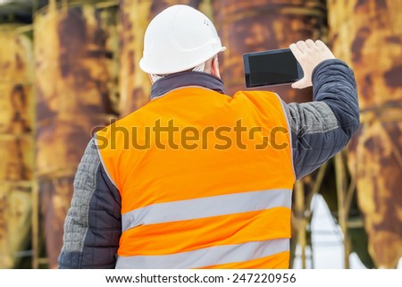 Building inspector start filmed with tablet PC