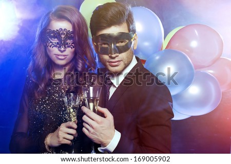 Couple celebrating new year\'s eve with champagne