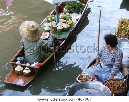 Women working in a floating market in thailand : Damnoen Saduak Floating Market, neer banghok