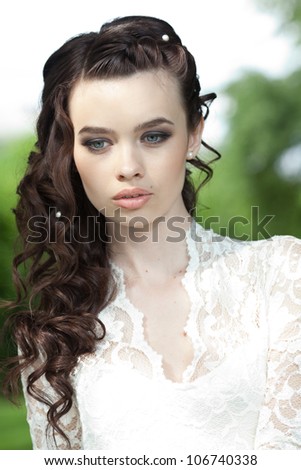 Beautiful bride posing in her wedding day, beauty wedding hairstyle
