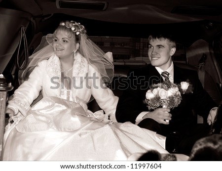 Bride and groom at a limousine go to the wedding ceremonial