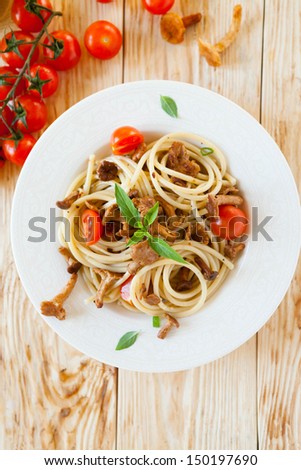 spaghetti with pesto and cherry tomatoes top view