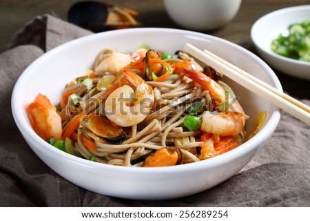 noodles with shrimp and mussels, food, horizontal composition