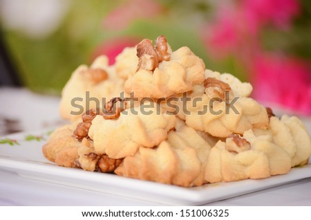 Small cakes with walnuts