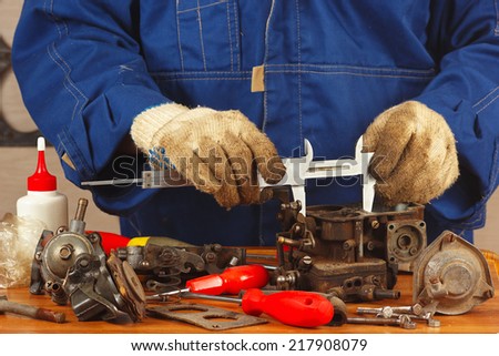 Master repairing parts of the engine in the workshop