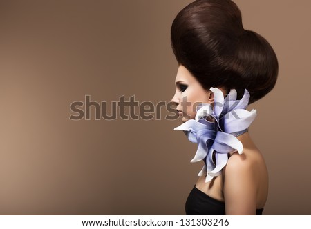 Styling. Gorgeous Fashion Woman with Trendy Hairstyle. Brown Hairs
