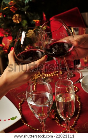 Christmas dinner toasting wine glasses.