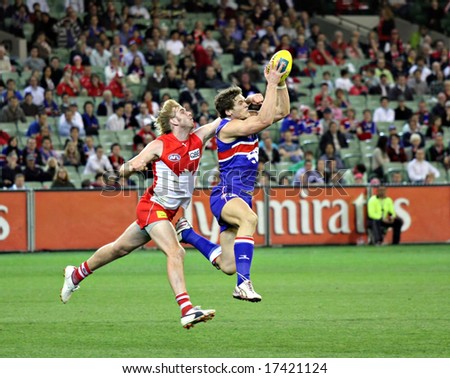 MELBOURNE - SEPTEMBER 12: Will Minson takes a strong mark in the AFL second semi final - Western Bulldogs vs Sydney Swans, September 2008
