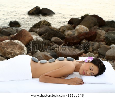 Lifestyle - Pagina 3 Stock-photo-beautiful-woman-getting-hot-stones-treatment-out-in-the-nature-11155648