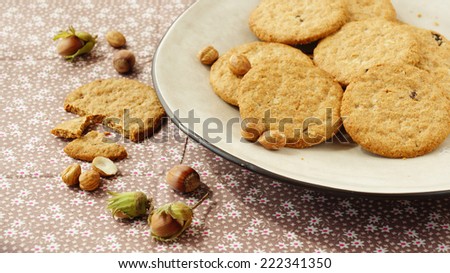 round cookies with hazelnuts