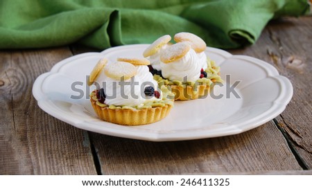 tartlets with cream, tea matcha curd and whisked egg whites