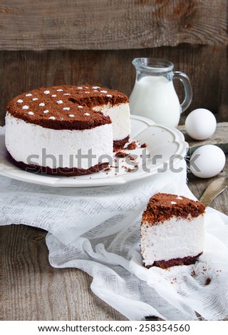 chocolate cake, on basis of cream and Oreo cookie crumbs