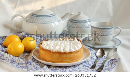 Lemon tart with lemon curd and meringue