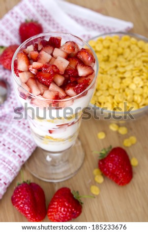 Layered yogurt, strawberry and corn flakes