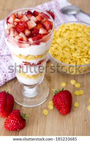 Layered yogurt, strawberry and corn flakes