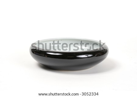 Round Chinese plate with a black rim