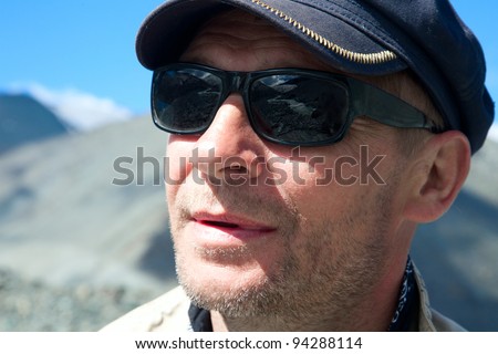 The man in the mountains in sunglasses