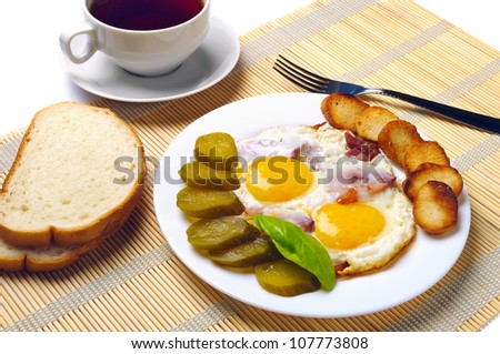 Fried eggs with ham, pickles and crackers